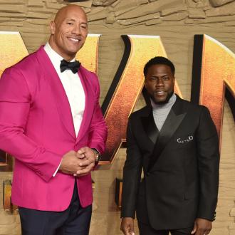 Der Star ist ''so stolz'' auf seinen Freund Kevin Hart. Dieser darf sich im Zememtboden des Vorhofs des Theaters verewigen. Dwayne Johnson