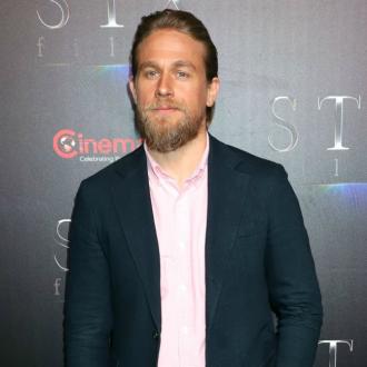 Der Schauspieler hofft, dass die Herzogin von Sussex zur Schauspielerei zurückkehren wird. Charlie Hunnam