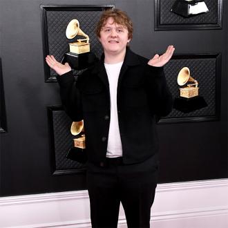 Der Musiker kann es immer noch nicht glauben, dass er ein weltberühmter Star ist. Zum Glück gibt es Ed Sheeran... Lewis Capaldi