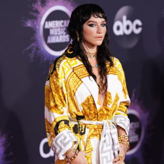 Die Sängerin zweifelte lange an einer Veröffentlichung ihres Albums 'Rainbow'. Als es dann schließlich doch heraus kam, war dies ein sehr emotionaler Moment für sie. Kesha