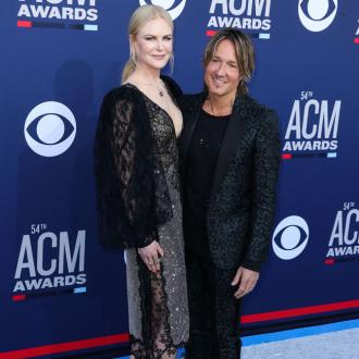 Die Schauspielerin findet es ''peinlich'', wenn Keith Urban über ihr Sex-Leben singt. Jedoch würde sie ihn nie von etwas abhalten. Nicole Kidman und Keith Urban
