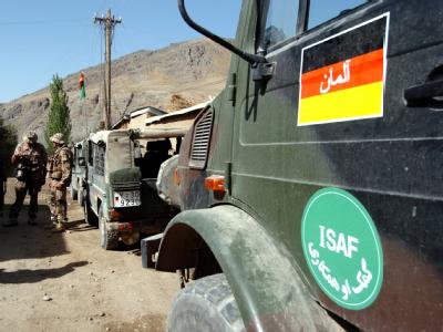 Bundeswehrsoldaten sichern in Afghanistan eine Straße (Archivfoto). Die SPD berät über das künftige deutsche Engagement am Hindukusch. Bundeswehr in Afghanistan