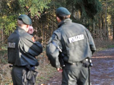 Polizeibeamte bei der Spurensuche an einem Tatort. (Archivbild) Spurensuche