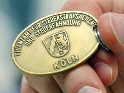 Dienstmarke eines Mitarbeiters der Steuerfahndung. (Symbolbild) Steuerfahndung