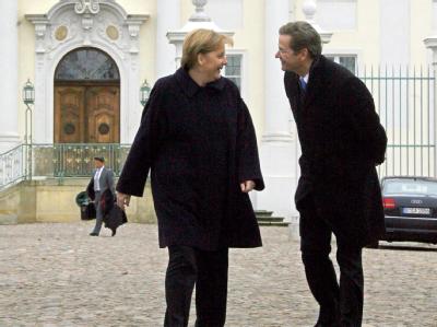 Genau 100 Tage ist die schwarz-gelbe Regierungskoalition nun im Amt. Merkel und Westerwelle