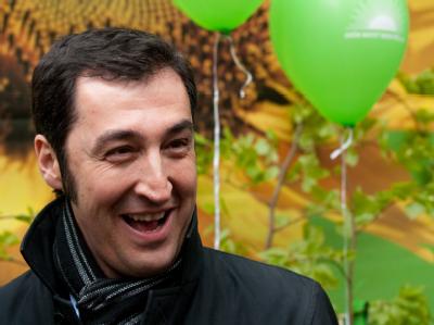 Cem Özdemir hat gut lachen. Laut einer Umfrage sind die Grünen erstmals stärkste Kraft in Berlin. Cem Özdemir