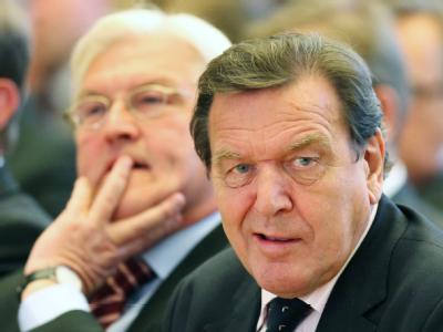 Frank-Walter Steinmeier im vergangenen Sommer zusammen mit dem ehemaligen Bundeskanzler Gerhard Schröder. Steinmeier und Schröder