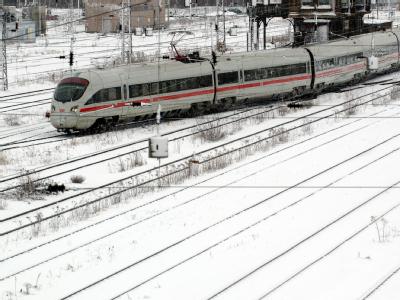 Ein ICE auf verschneiten Gleisen. Wegen eines Wartungsstaus schränkt die Bahn den ICE-Verkehr voraussichtlich bis ins Frühjahr hinein ein. ICE im Schnee