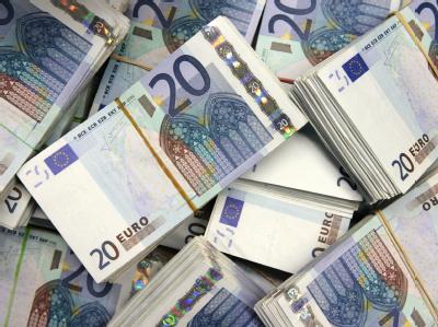 Bund, Länder und Gemeinden müssen 2009 mit 6,6 Prozent weniger Steuereinnahmen auskommen. Euroscheine