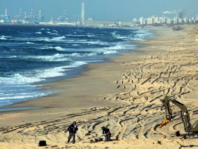 Nach dem Fund von Bomben wird der Strand von Aschkelon von Polizisten untersucht. Am Strand von Aschkelon