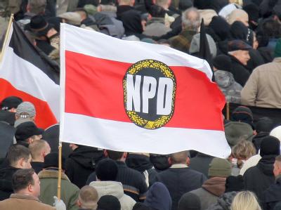 Die Fahne der NPD bei einer Veranstaltung der Partei. (Archivbild) NPD-Fahne