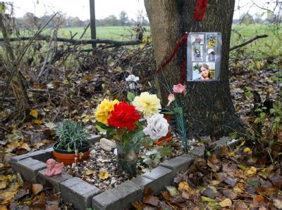 Blumen und Bilder erinnern an einem Feldweg in Nordrhein-Westfalen an den Mord an Gülsüm S. Gedenken
