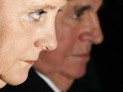 Bundeskanzlerin Angela Merkel (CDU) und Altbundeskanzler Helmut Kohl während eines Empfangs in Berlin. Helmut Kohl und Angela Merkel