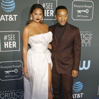Die 33-Jährige outet sich als Valentinstags-Muffel - und das, obwohl sie glücklich mit der Liebe ihres Lebens liiert ist. Chrissy Teigen, John Legend