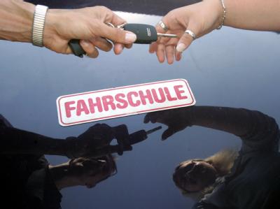 Die hohen Unfallzahlen bei Fahranfängern sollen verringert werden. Fahrschule