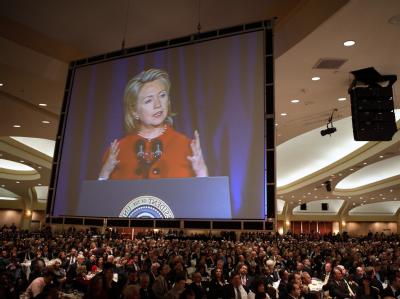 Ein Bild von Hillary Clinton wird während einer Rede in Washington in der vergangenen Woche auf eine Leinwand übertragen. Clinton-Rede