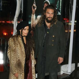 Der Schauspieler plaudert die Kennenlerngeschichte mit seiner Frau aus. Die hat es in sich - und stellt den Star in kein allzu gutes Licht. Jason Momoa, Lisa Bonet