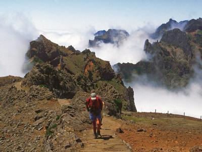 Ein Wanderer in den Bergen Madeiras. (Foto: Madeira Tourism/dpa/tmn) Wanderung auf Madeira