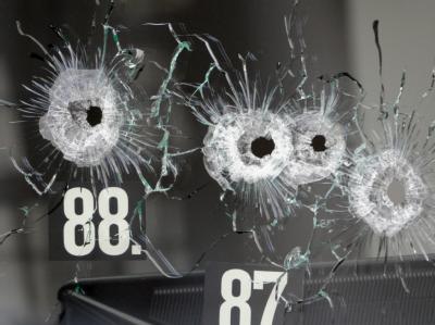 Einschusslöcher in der Scheibe eines Autohauses in Wendlingen nach dem Amoklauf des 17-jährigen. (Archivfoto) Einschusslöcher