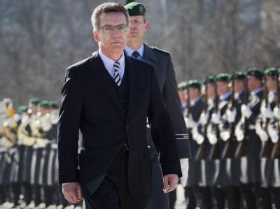 Thomas de Maizière schreitet am Verteidigungsministerium in Berlin die Front des Wachbataillons ab. Amtsübergabe