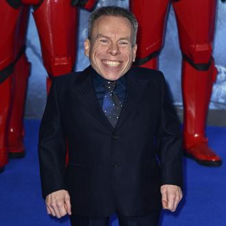 Der 49-Jährige liebt es, in alte Rollen zurückzukehren, weil ''die harte Arbeit da bereits getan'' sei und man jedes Mal ''ein bisschen mehr Spaß'' mit dem Charakter habe. Warwick Davis
