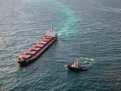 Der vor Australien auf Grund gelaufene Frachter soll leergepumpt werden. Auf Grund gelaufen