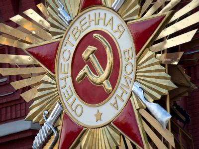 Ein roter Stern mit Hammer und Sichel am Kreml in Moskau (Archivfoto): In Ungarn steht nun auch das Leugnen kommunistischer Verbrechen unter Strafe. Hammer und Sichel