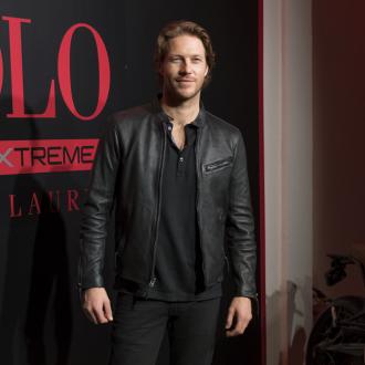 Der 30-Jährige ist dem Cast von 'Violet' beigetreten. Der Film ist das Spielfilm-Regiedebüt von Justine Bateman. Luke Bracey