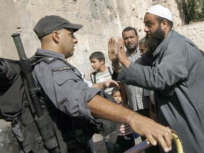 Ein Palästinenser streitet in der Altstadt von Jerusalem mit einem israelischen Polizisten. (Archivbild) Jerusalem
