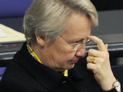 Annette Schavan will sich im Bundestag auch außerhalb der eigenen Fraktion auf die Suche nach Verbündeten begeben. Schavan im Bundestag