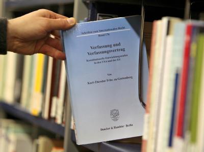 Die Doktorarbeit von zu Guttenberg wird in der Teilbibliothek der Rechts- und Wirtschaftswissenschaftlichen Fakultät der Universität in Bayreuth aus einem Regal genommen. Doktorarbeit