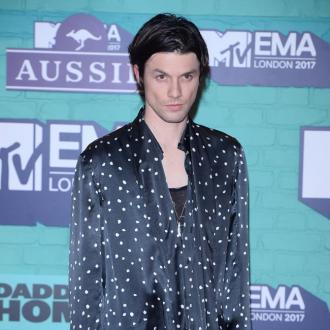 Von wegen nur der Typ mit der Akustikgitarre! Der Musiker möchte mit seiner neuen Musik mehr Facetten von sich zeigen. James Bay