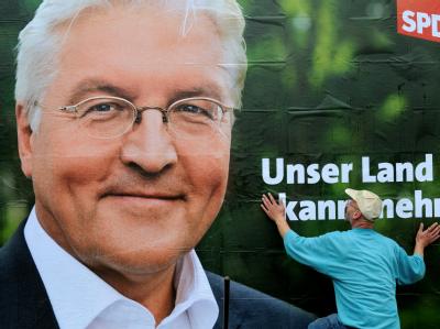 Die SPD verspürt wenige Tage vor der Bundestagswahl in einer Wählerumfrage deutlichen Aufwind. Wahlplakat