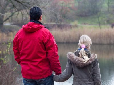 Ein Vater und seine Tochter: Die Regelung des Sorgerechts für unverheiratete Väter ist verfassungswidrig. (Archiv- und Symbolbild) Vater und Tochter