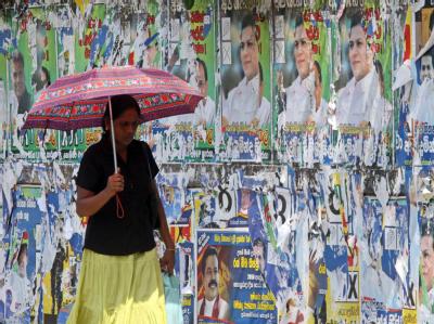 Eine Passantin spaziert am Tag nach den Wahlen in Sri Lanka durch die Straßen von Colombo. Nach den Wahlen