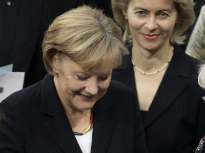 Angela Merkel gibt während der Sitzung des Bundestages ihre Stimme zur Kanzlerwahl ab. Merkel im Bundestag