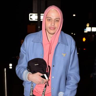 Der Komiker mimt den Kuppler. Er brauche dringend jemanden, der ihm seine Mutter ''vom Hals schafft''. Pete Davidson