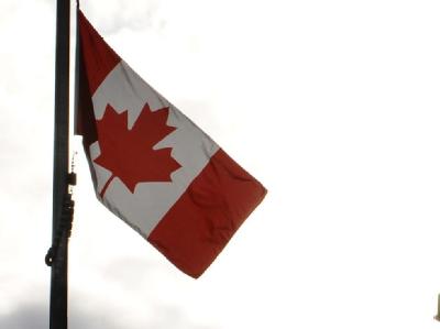 Im hohen Norden Kanadas ist ein Flugzeug in der Nähe des Flughafens von Resolute Bay gegen einen Hügel geprallt. Kanadische Flagge