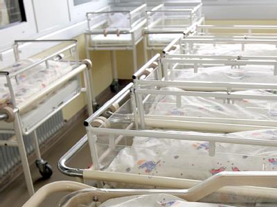 Blick auf eine Säuglingsstation: Das Baby, das in den USA zur Welt kam, sei von einer amerikanischen Leihmutter ausgetragen worden. (Symbolbild) Säuglingsstation