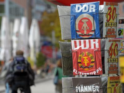 Joachim Gauck: «Ich bin empört über politische Nostalgie, weil sie die harten Tatsachen der Diktatur ständig ausblendet.» (Symbolbild) T-Shirts mit DDR-Emblem