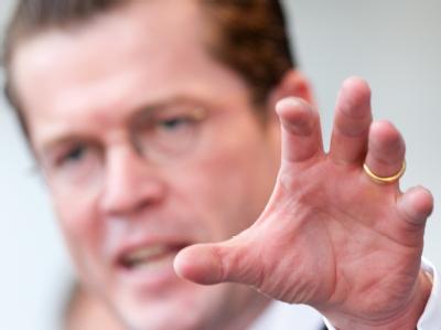 Bundeswirtschaftsminister Karl-Theodor zu Guttenberg am Donnerstag während einer Wahlkampfveranstaltung in Osnabrück. Wirtschaftsminister zu Guttenberg