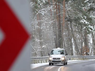 Eisglätte hat auf den Straßen zu zahlreichen Unfällen geführt. Glatte Straße