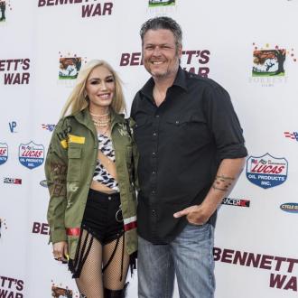 Der Sänger ist ein spaßiger Stiefvater. Er geht mit Gwens Söhnen ständig auf Abenteuerjagd. Gwen Stefani, Blake Shelton