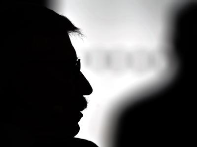 Thilo Sarrazin während einer Podiumsdiskussion zum Thema Demografie. Sarrazin-Silhouette