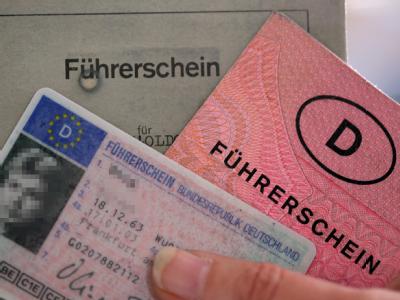 Drei Führerscheine verschiedener Generationen: Soll es künftig eine regelmäßige Prüfung der Fahrtauglichkeit geben? Führerscheine