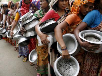 Hungernde Frauen stehen für Essen an: China vergibt mehr Kredite an Entwicklungsländer als die Weltbank. Anstehen für Nahrung
