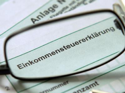 Union und FDP wollen bei ihrem Koalitionsgipfel am kommenden Freitag auch über das Streitthema Steuern beraten. Symbolfoto: Oliver Berg Steuererklärung