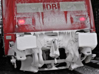 Eine dicke Schicht aus Schnee und Eis ziert das Heck eines Zuges der Deutschen Bahn. Frost in Deutschland