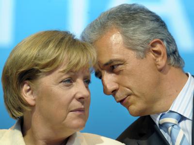 Der sächsische Ministerpräsident Stanislaw Tillich im Gespräch mit Bundeskanzlerin Angela Merkel (Archiv). Stanislaw Tillich mit Angela Merkel