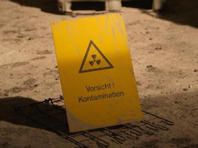 Ein Warnschild in der Schachtanlage Asse. (Archivfoto) Warnschild